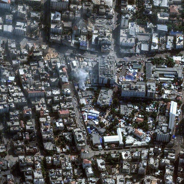 Dieses von Maxar Technologies via AP zur Verfügung gestellte Bild zeigt das Schifa-Krankenhaus in Gaza-Stadt und seine Umgebung.  (Foto: dpa Bildfunk, picture alliance/dpa/Satellite image '2023 Maxar Technologies/AP | ---)