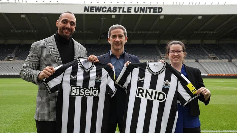 Der Fußball-Verein Newcastle United stellt neue Trikots für gehörlose Menschen vor. (Foto: Newcastle United)