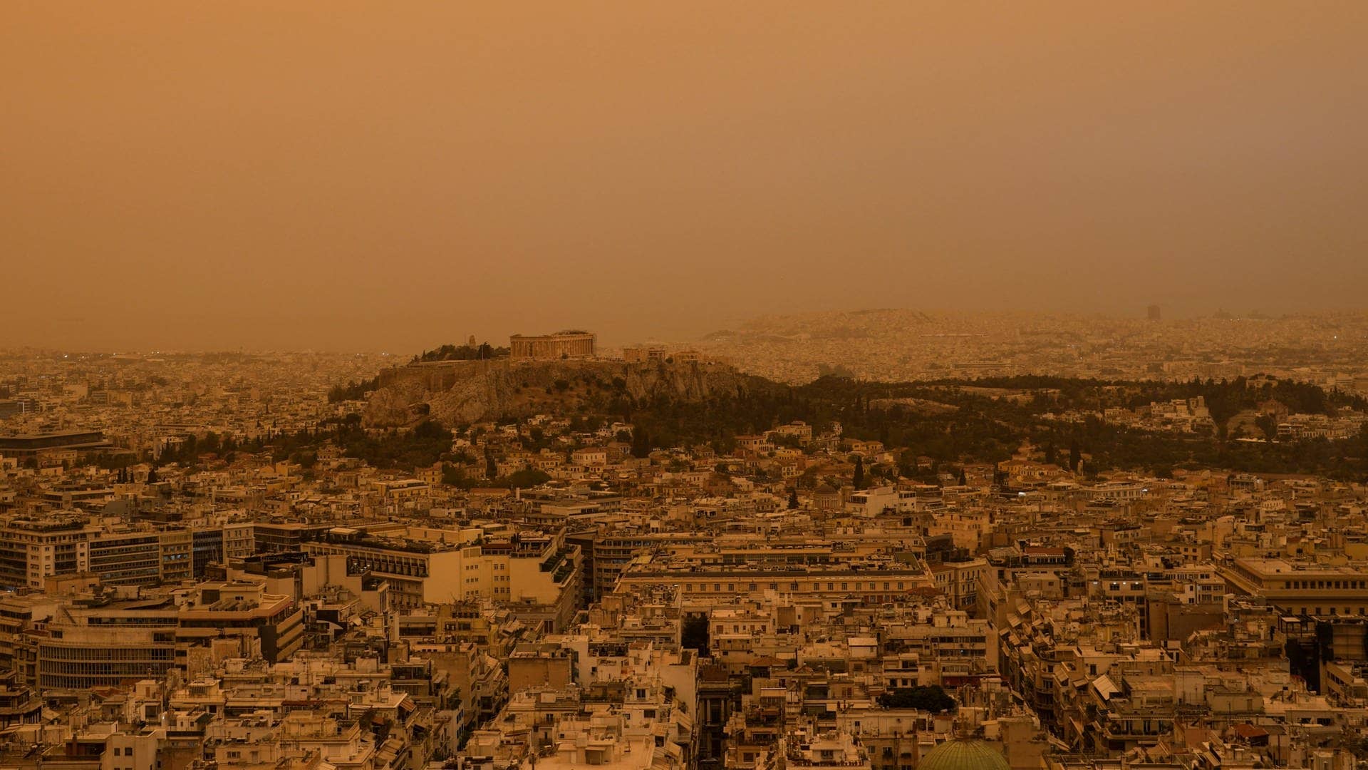 Der antike Akropolis-Hügel und die Stadt Athen vom Lykabettus-Hügel aus gesehen. (Foto: dpa Bildfunk, picture alliance/dpa/AP | Petros Giannakouris)