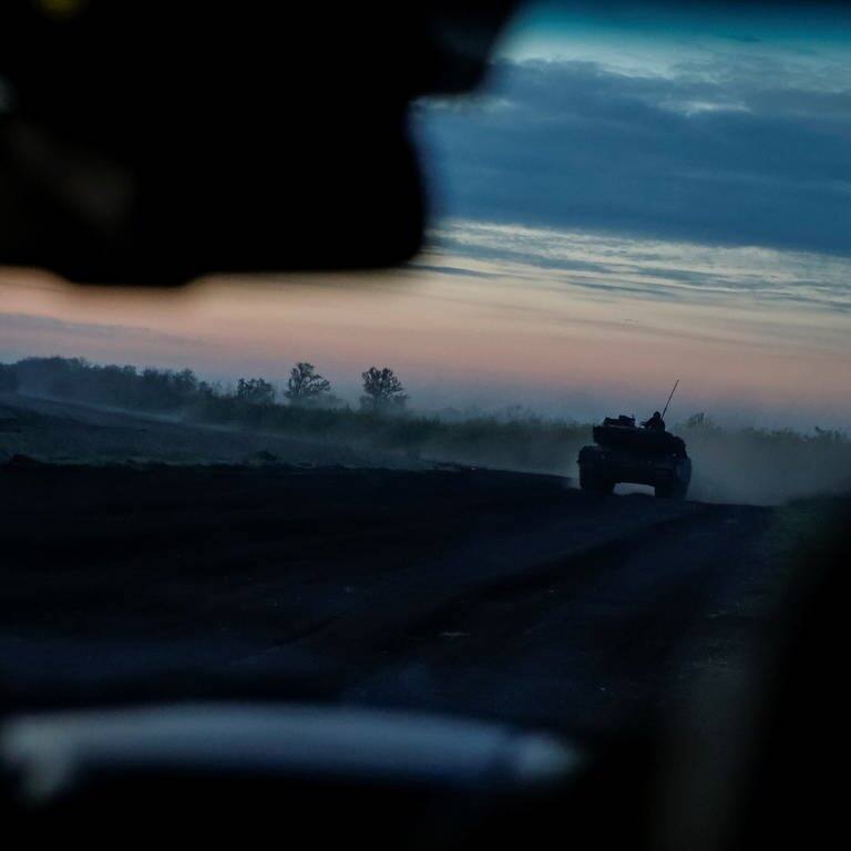 Ukrainische Soldaten fahren in der Nähe der Frontlinie in Donezk zu ihrer Stellung. (Foto: Reuters)