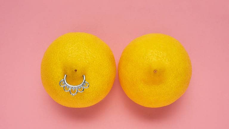 zwei Zitronen stehen für das Thema Brustgesundheit und Brustkrebsvorsorge (Foto: IMAGO, Imago/Panthermedia/xFisherx)